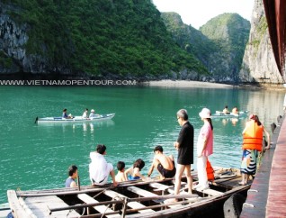 Croisière en barque à rames dans la baie d'Halong