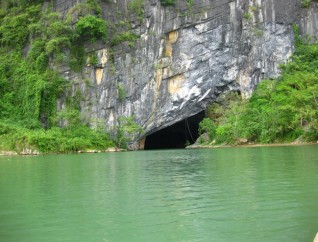 Porte de la grotte de Phong Nha